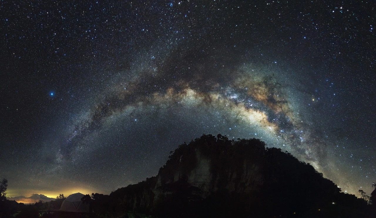 Cielo abierto sobre el paisaje del geoparque